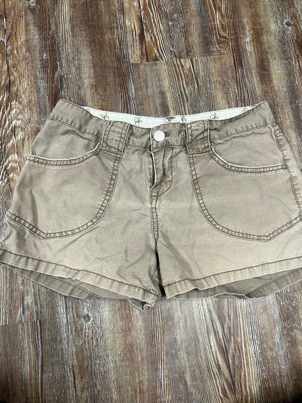 Y2K Union Bay low rise khaki cargo shorts with floral waistband